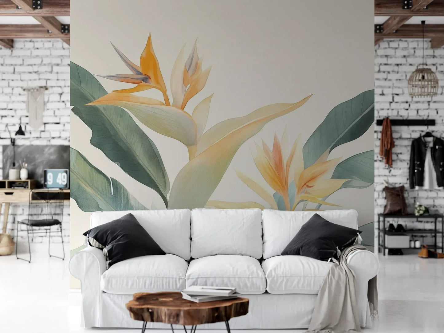 Wzór fototapety STRELITZIA SUNRISE - tapeta z egzotycznymi kwiatami rajskiego ptaka pokazanej w aranżacji salonu.
