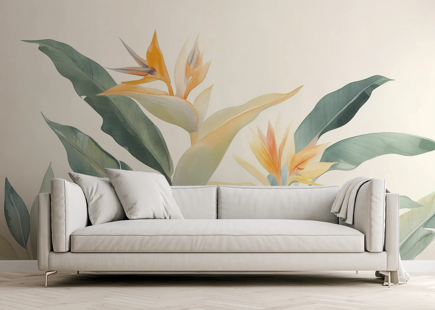 Wzór fototapety STRELITZIA SUNRISE - tapeta z egzotycznymi kwiatami rajskiego ptaka pokazanej w aranżacji salonu.