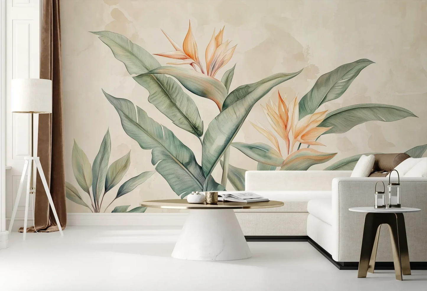 Wzór fototapety STRELITZIA MELODY - tapeta z rajskimi kwiatami w pastelowych odcieniach pokazanej w aranżacji salonu.