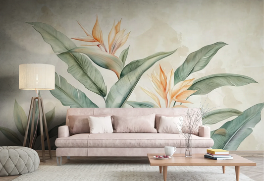 Wzór fototapety STRELITZIA MELODY - tapeta z rajskimi kwiatami w pastelowych odcieniach pokazanej w aranżacji salonu.