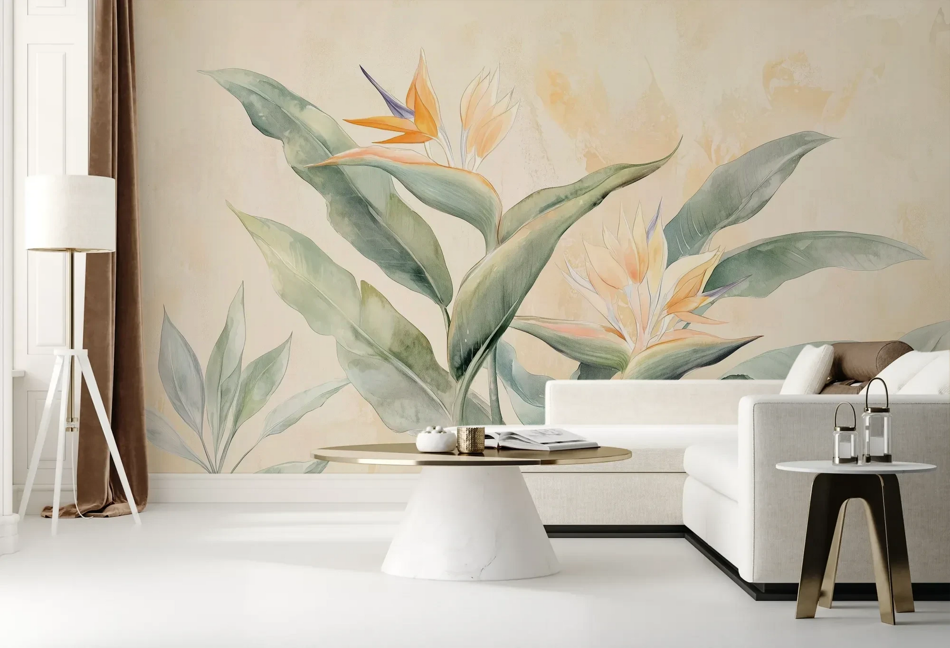Wzór fototapety STRELITZIA CHARM - tapeta z egzotycznymi kwiatami rajskiego ptaka w pastelowych odcieniach pokazanej w aranżacji salonu.