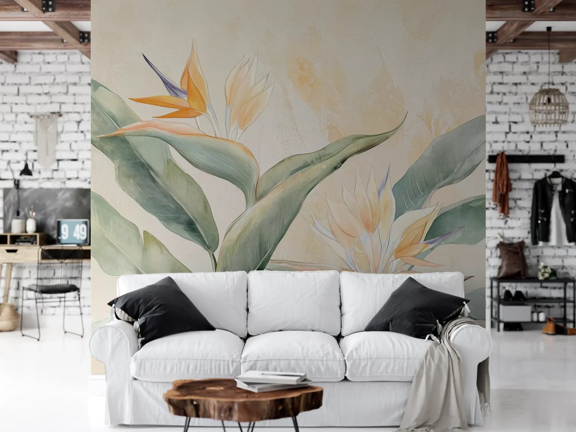 Wzór fototapety STRELITZIA CHARM - tapeta z egzotycznymi kwiatami rajskiego ptaka w pastelowych odcieniach pokazanej w aranżacji salonu.