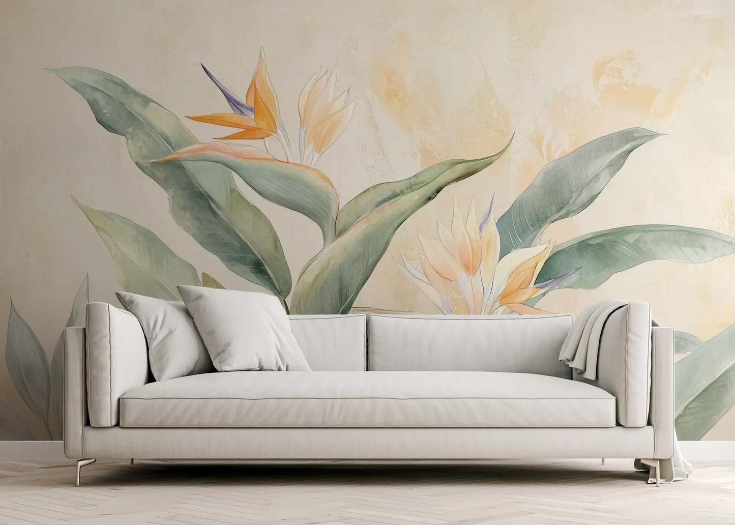 Wzór fototapety STRELITZIA CHARM - tapeta z egzotycznymi kwiatami rajskiego ptaka w pastelowych odcieniach pokazanej w aranżacji salonu.