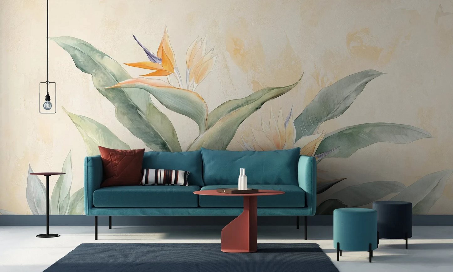 Wzór fototapety STRELITZIA CHARM - tapeta z egzotycznymi kwiatami rajskiego ptaka w pastelowych odcieniach pokazanej w aranżacji salonu.