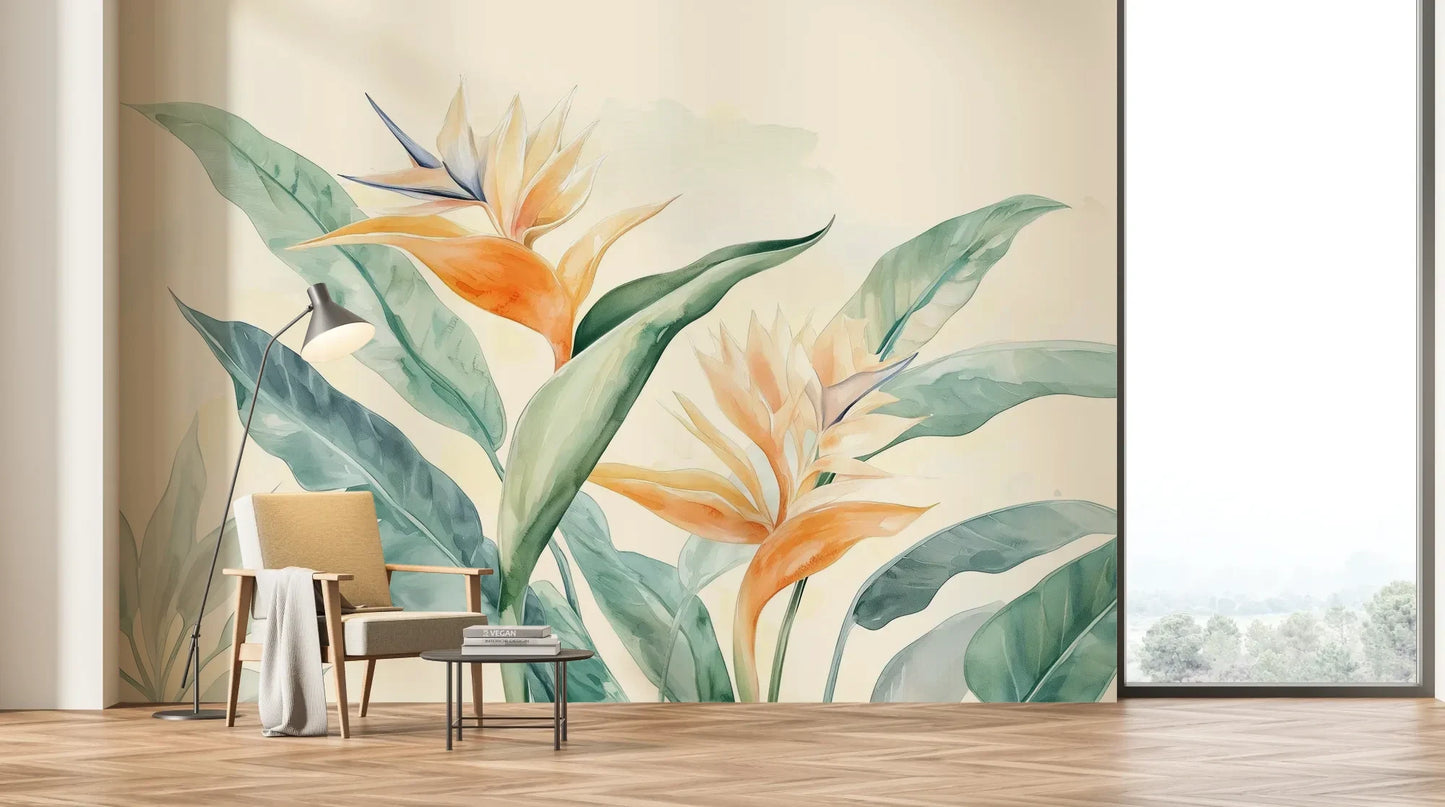 Wzór fototapety PARADISE GLOW - tapeta z tropikalnymi kwiatami strelicji w pastelowych barwach pokazanej w aranżacji salonu.