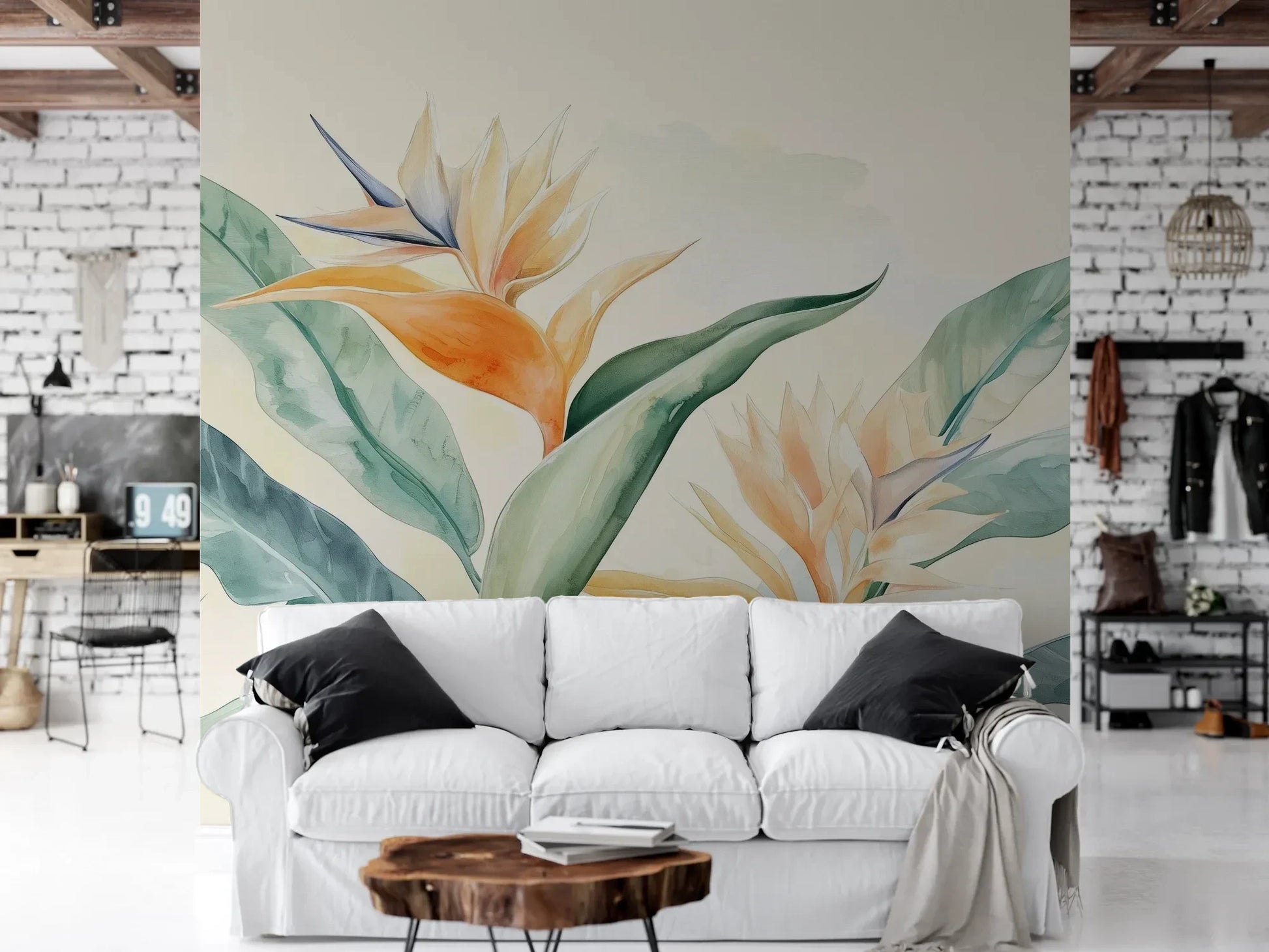 Wzór fototapety PARADISE GLOW - tapeta z tropikalnymi kwiatami strelicji w pastelowych barwach pokazanej w aranżacji salonu.