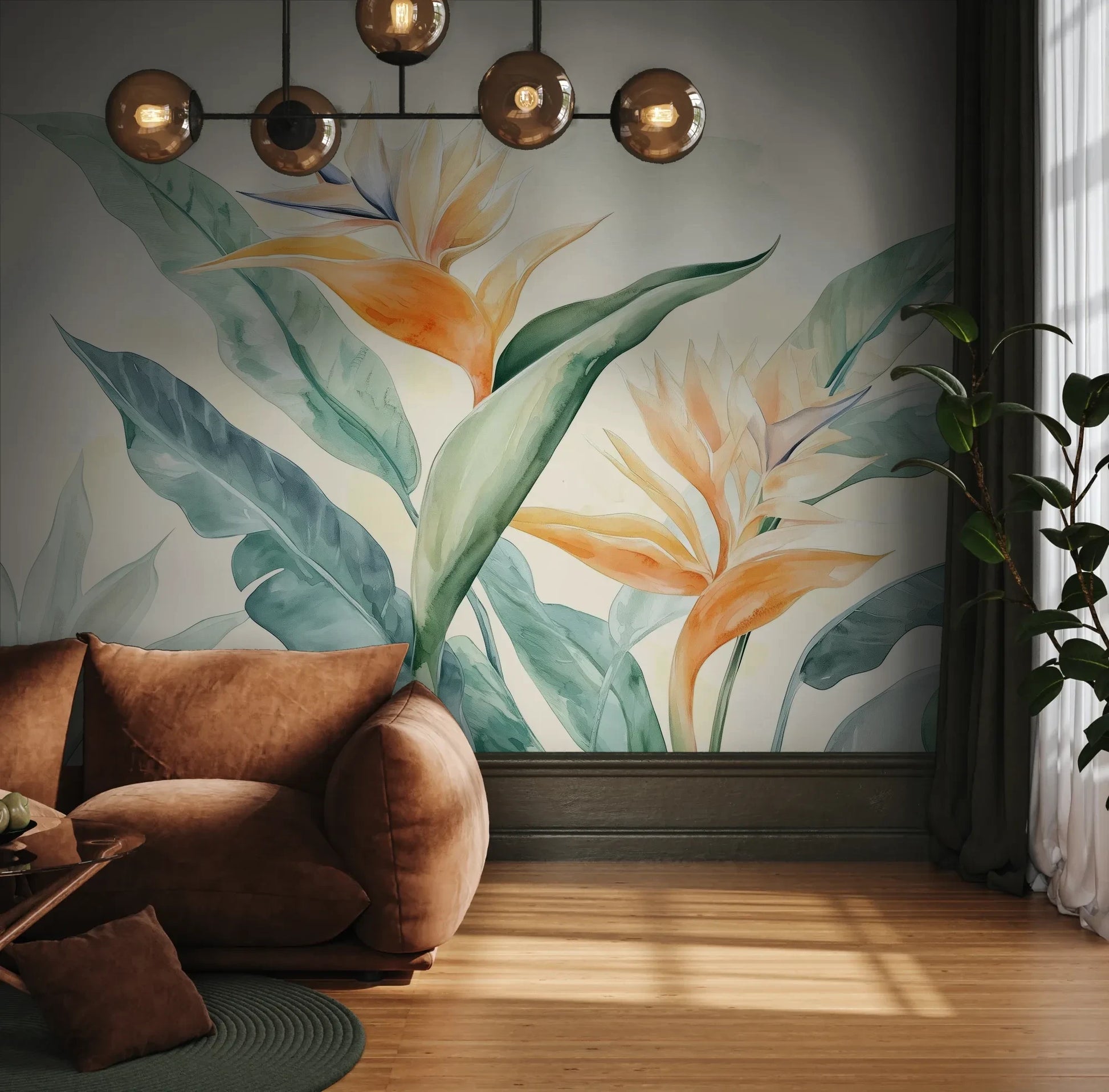 Fototapeta PARADISE GLOW - tapeta z tropikalnymi kwiatami strelicji w pastelowych barwach pokazana w aranżacji wnętrza z akcentem na ścianie.