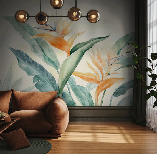 Fototapeta PARADISE GLOW - tapeta z tropikalnymi kwiatami strelicji w pastelowych barwach pokazana w aranżacji wnętrza z akcentem na ścianie.