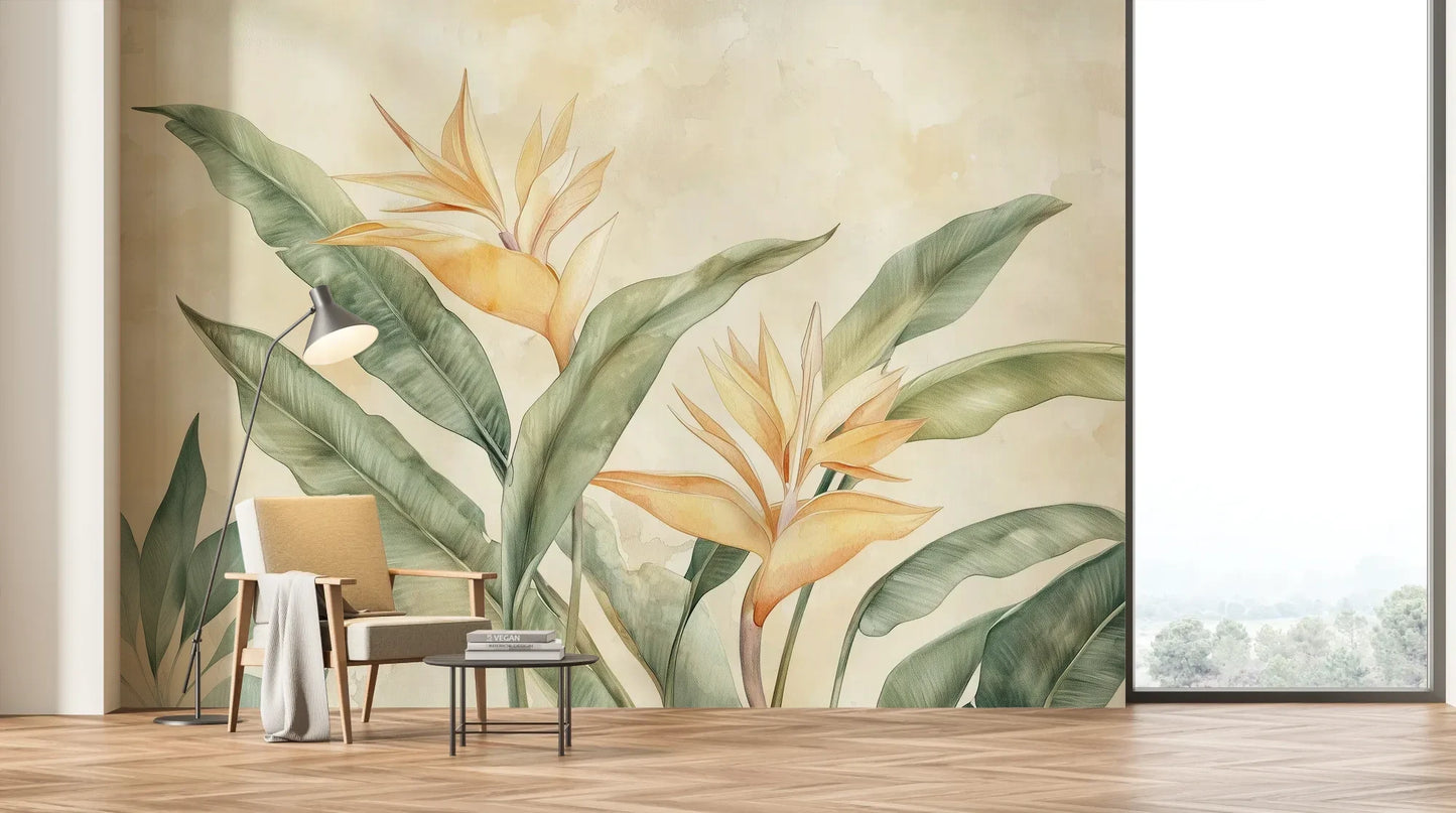 Wzór fototapety PARADISE RADIANCE - tapeta z rajskim kwiatem strelicji w akwarelowej stylistyce pokazanej w aranżacji salonu.