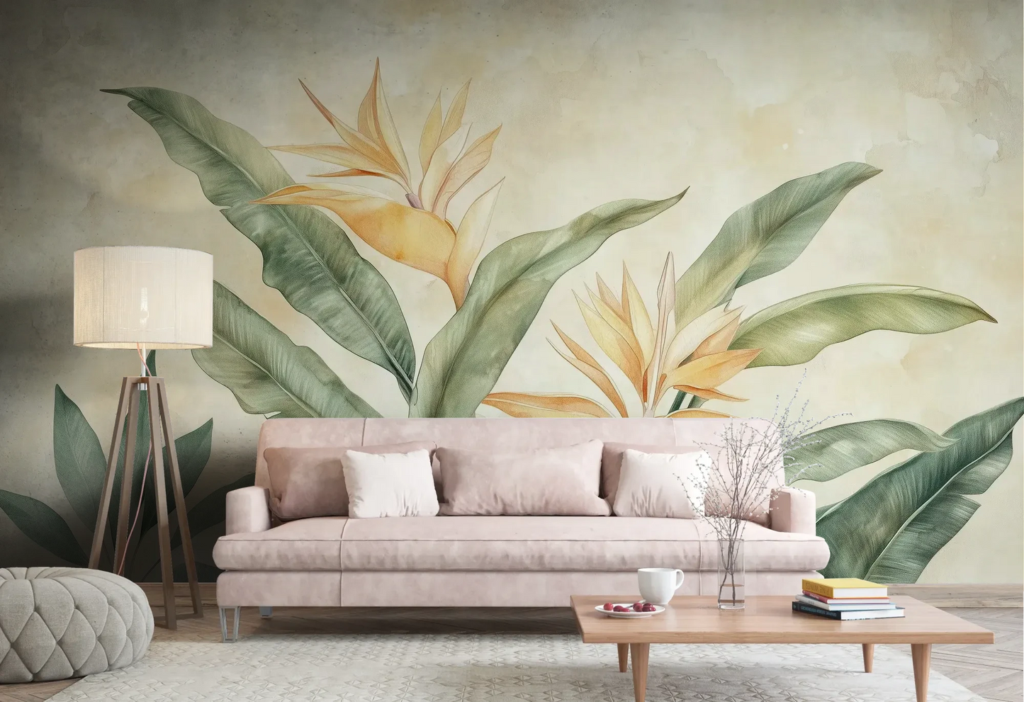 Wzór fototapety PARADISE RADIANCE - tapeta z rajskim kwiatem strelicji w akwarelowej stylistyce pokazanej w aranżacji salonu.