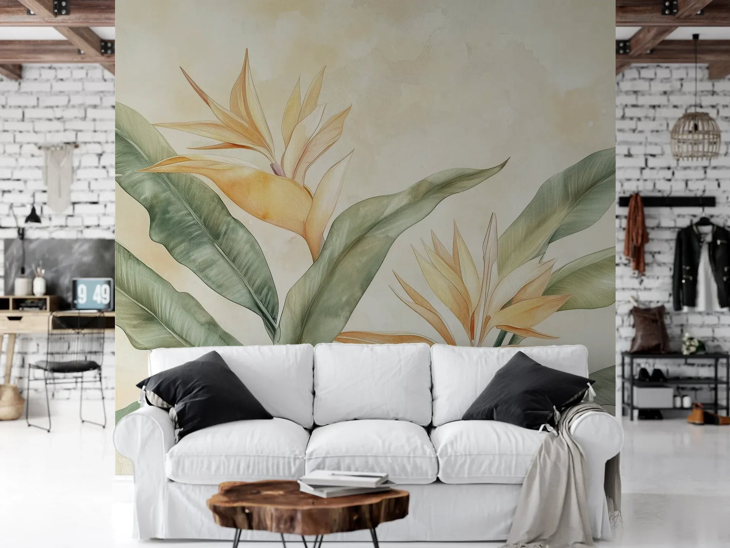 Wzór fototapety PARADISE RADIANCE - tapeta z rajskim kwiatem strelicji w akwarelowej stylistyce pokazanej w aranżacji salonu.