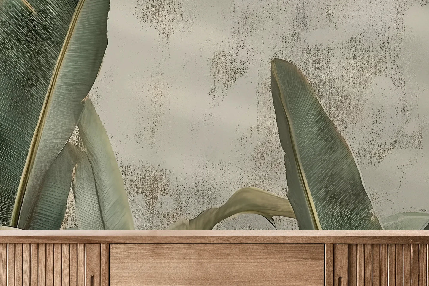 Fototapeta BOTANICAL GRACE - tapeta z tropikalnymi liśćmi bananowca pokazana w aranżacji wnętrza z akcentem na ścianie.