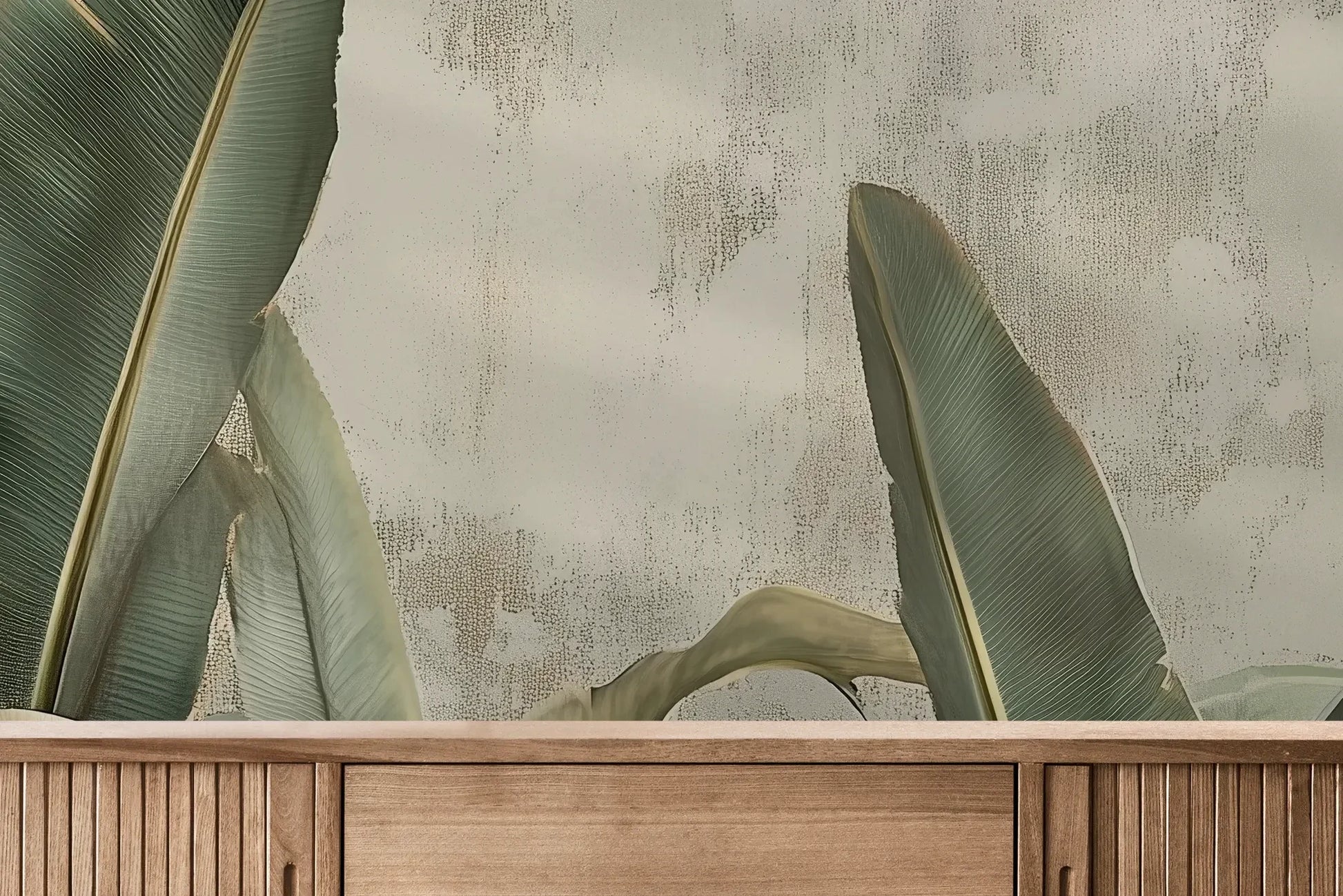 Fototapeta BOTANICAL GRACE - tapeta z tropikalnymi liśćmi bananowca pokazana w aranżacji wnętrza z akcentem na ścianie.