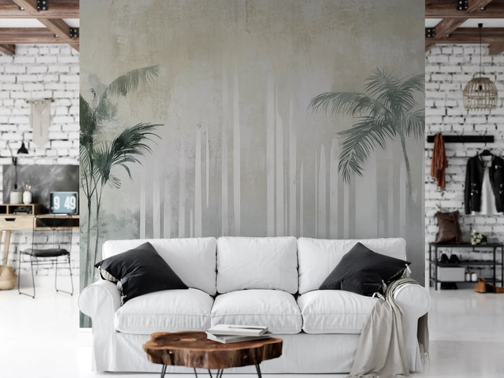 Wzór fototapety CRYSTAL PALMS - tapeta z mglistą dżunglą w delikatnych szarościach pokazanej w aranżacji salonu.