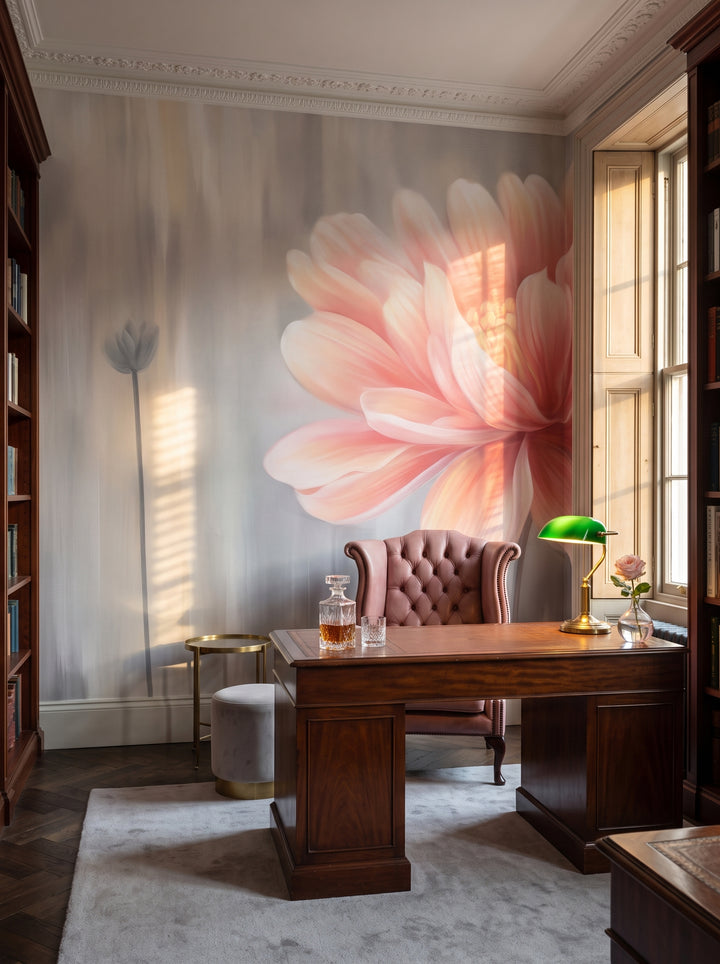 Fototapeta artystyczna o nazwie Soft Petal Glow w aranżacji wnętrza: prywatna biblioteka w stylu angielskiego klubu.