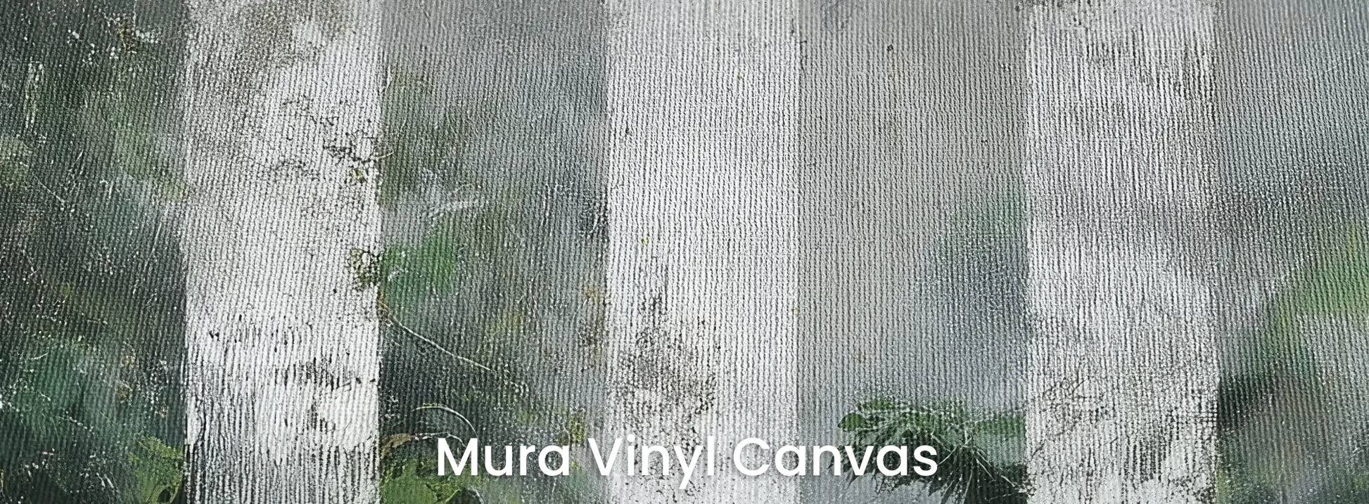 Zbliżenie na fototapetę BIRCH SHADOWS - tapeta z motywem leśnych brzóz we mgle na podłożu o fakturze płótna.