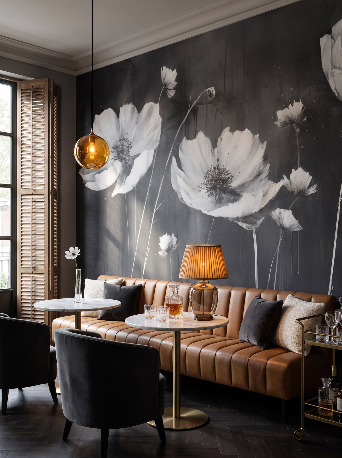 Fototapeta artystyczna o nazwie ETHEREAL NOCTURNE BLOOMS w aranżacji wnętrza: bar lounge w butikowym hotelu.