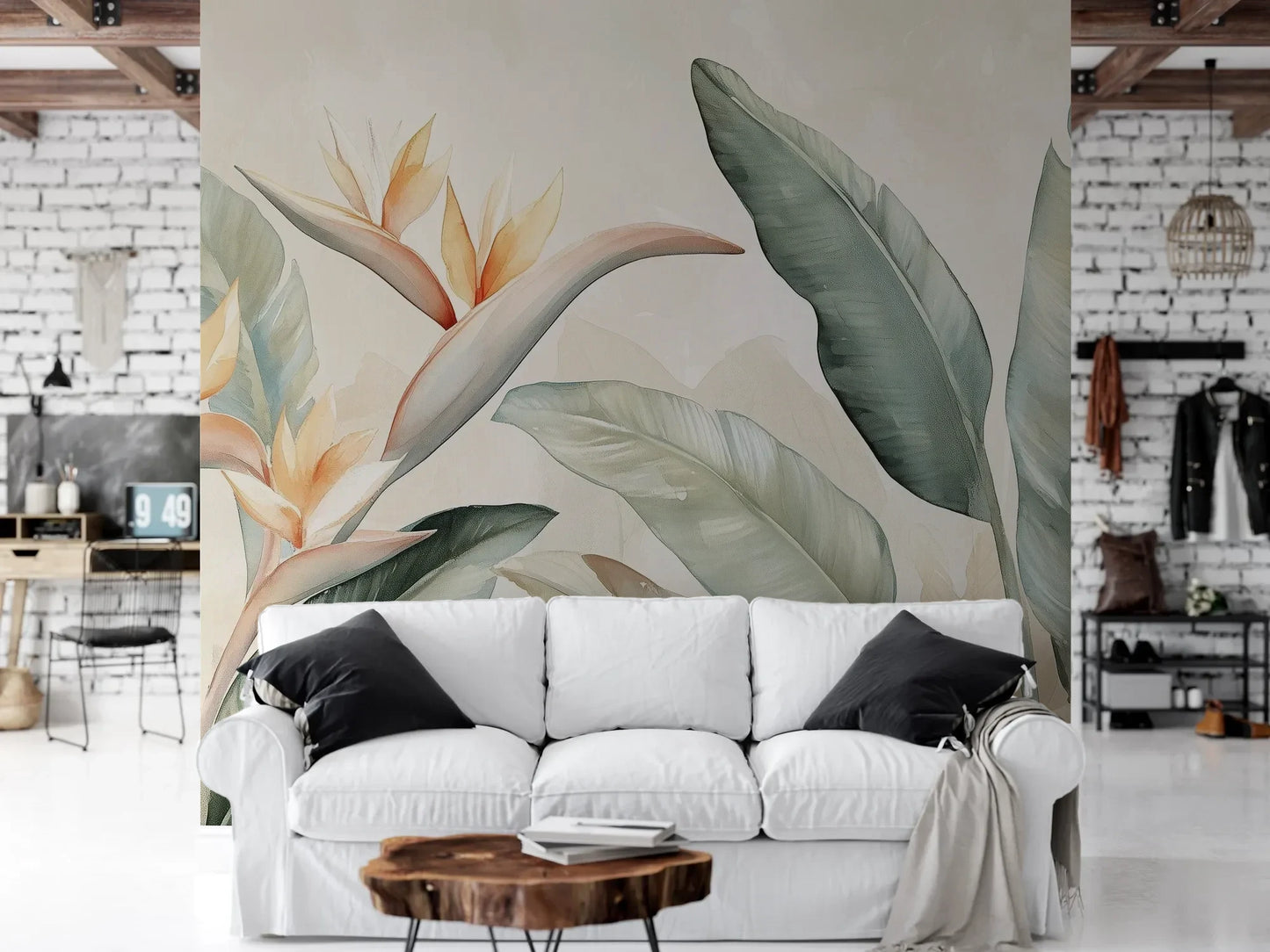 Wzór fototapety PARADISE HELICONIA - tapeta z egzotycznymi kwiatami strelicji w pastelowych odcieniach pokazanej w aranżacji salonu.