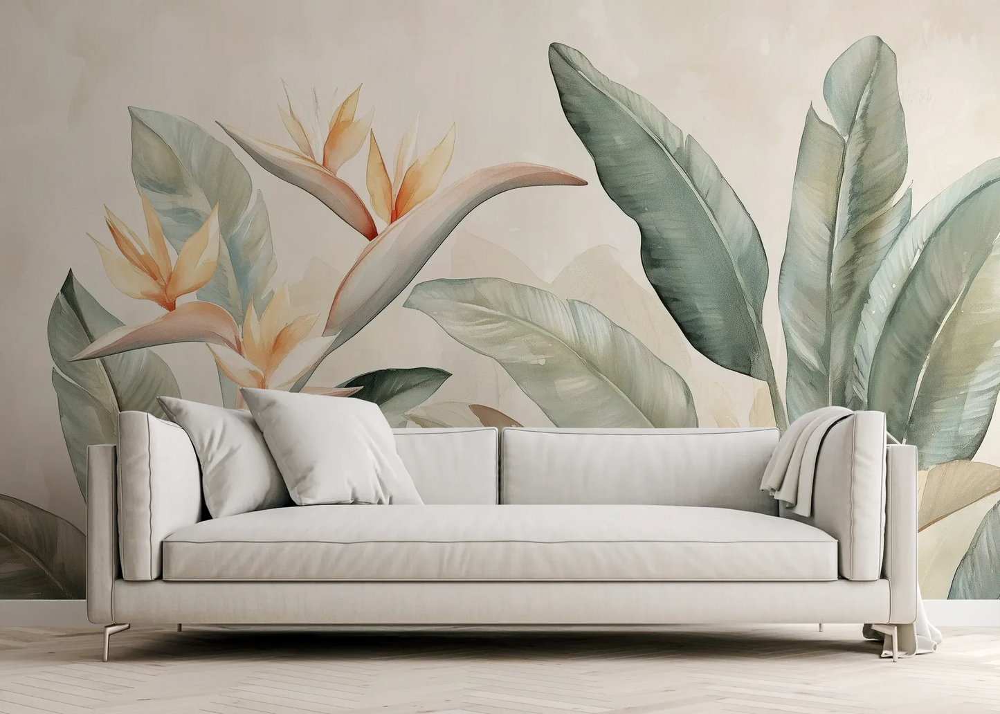 Wzór fototapety PARADISE HELICONIA - tapeta z egzotycznymi kwiatami strelicji w pastelowych odcieniach pokazanej w aranżacji salonu.