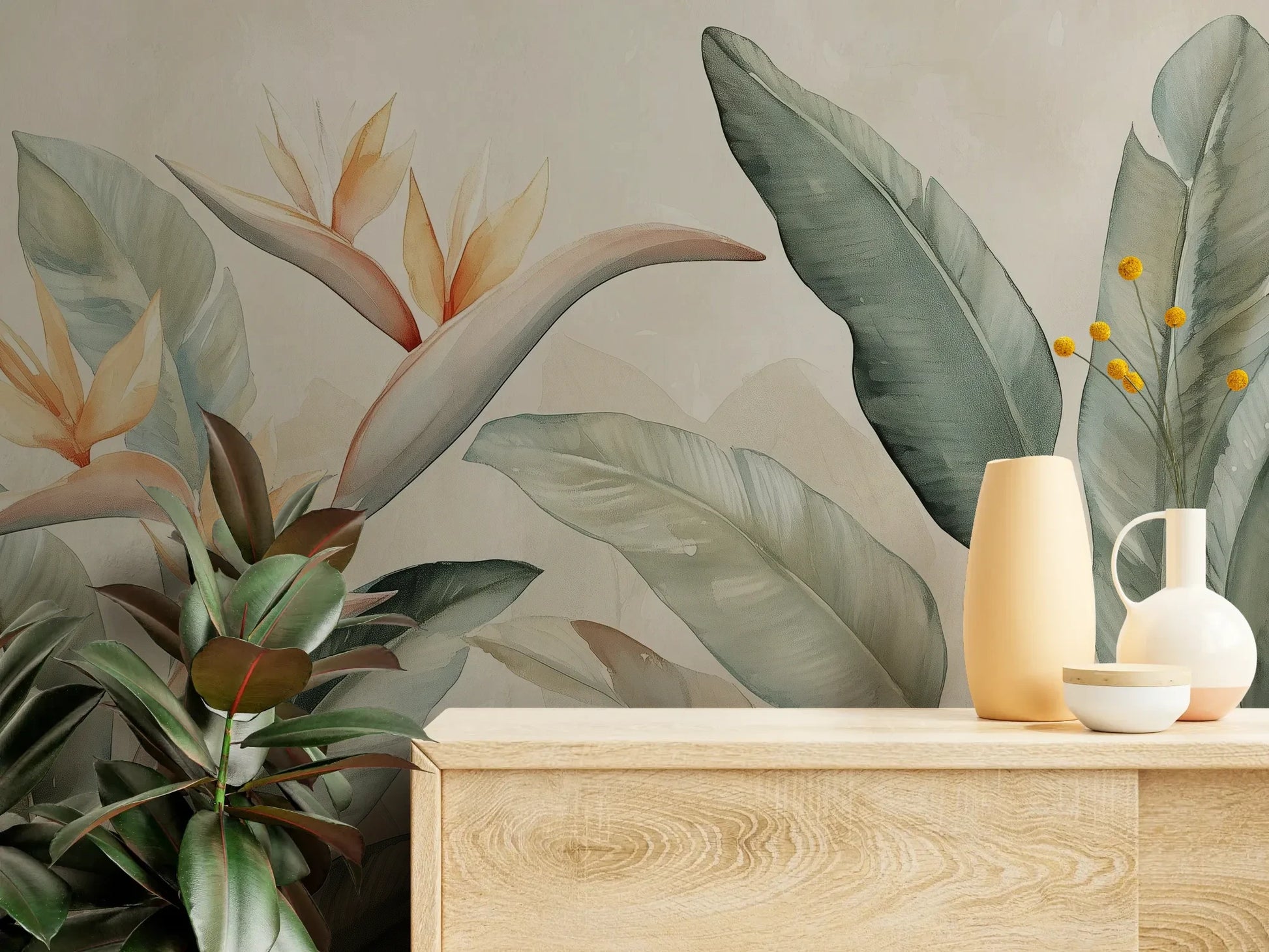 Fototapeta PARADISE HELICONIA - tapeta z egzotycznymi kwiatami strelicji w pastelowych odcieniach pokazana w aranżacji wnętrza z akcentem na ścianie.