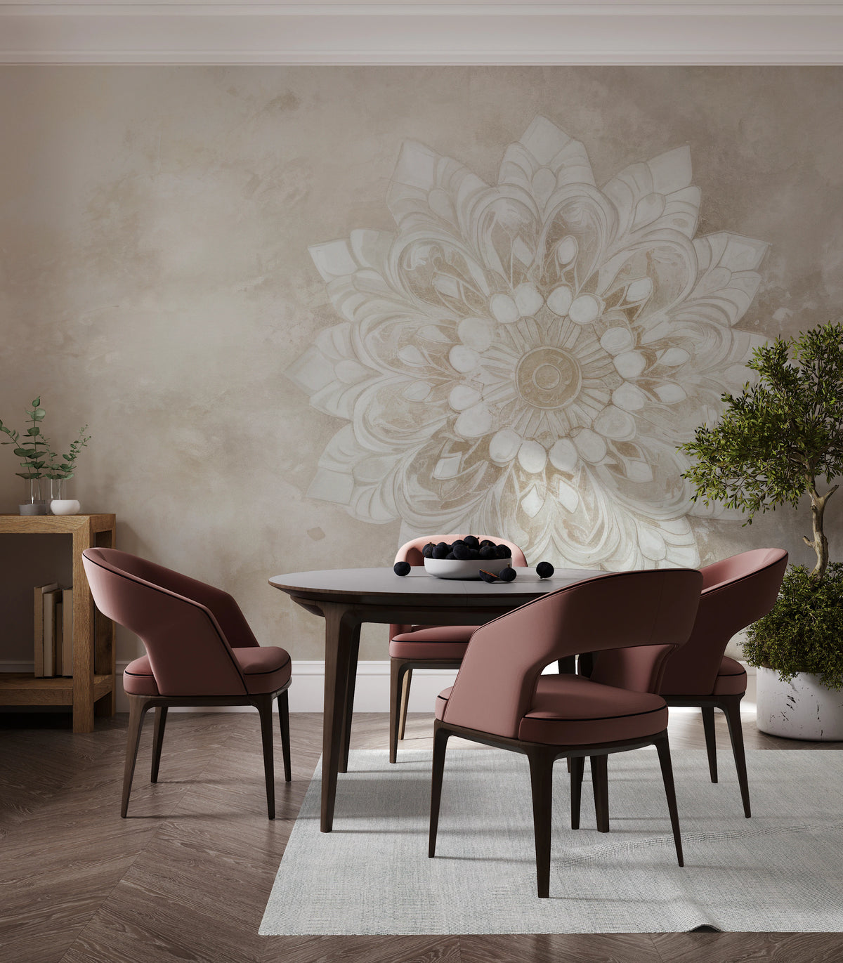 MAJESTIC BLOOM LIGHT - tapeta boho do sypialni z mandalą w fakturze tynku — Jasna, nowoczesna jadalnia w ciepłej palecie bieli i terakoty, z drewnianym stołem i różowymi krzesłami — tapeta na centralnej ścianie za stołem