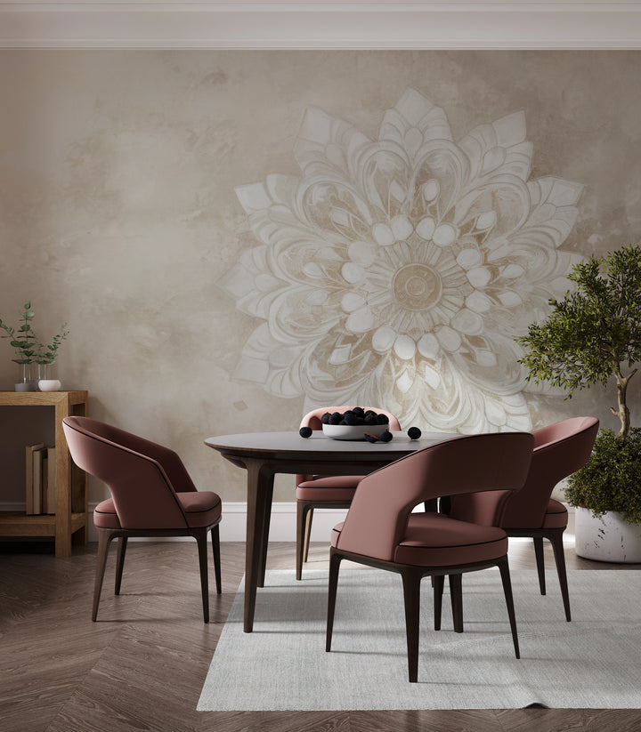 MAJESTIC BLOOM LIGHT - tapeta boho do sypialni z mandalą w fakturze tynku — Jasna, nowoczesna jadalnia w ciepłej palecie bieli i terakoty, z drewnianym stołem i różowymi krzesłami — tapeta na centralnej ścianie za stołem