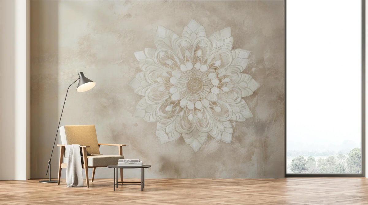 MAJESTIC BLOOM LIGHT - tapeta boho do sypialni z mandalą w fakturze tynku — Jasny, minimalistyczny salon z panoramicznym oknem, fotelem, lampą podłogową i stolikiem — centralna ściana w roli tła na tapetę