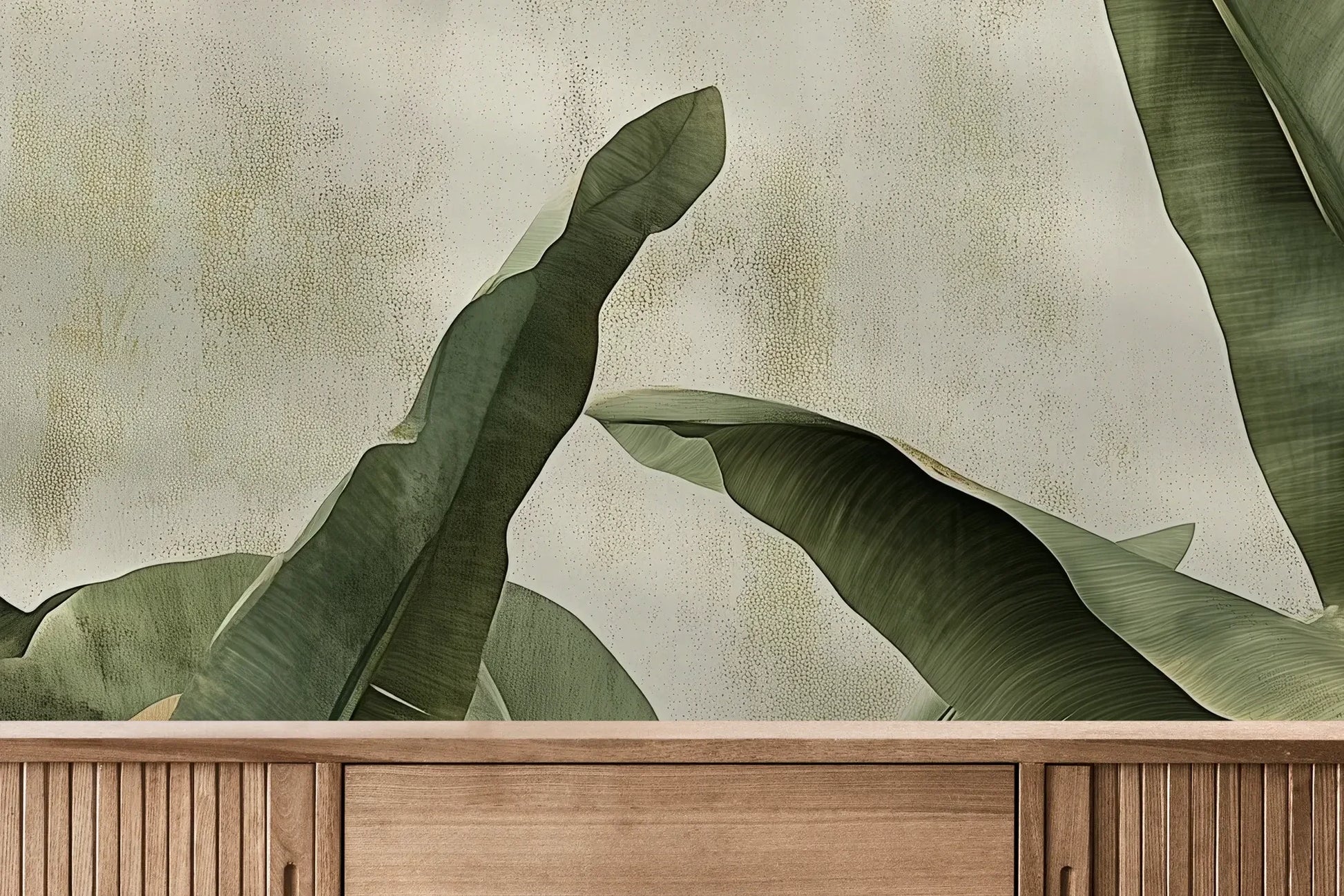 Fototapeta BANANA GROVE - tapeta z tropikalnymi liśćmi bananowca pokazana w aranżacji wnętrza z akcentem na ścianie.