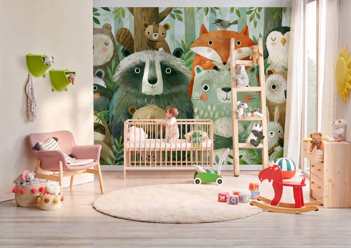 WOODLAND HUDDLE - tapeta z leśnymi zwierzętami dla dzieci — BABY'S ROOM WITH A COT AND A BABY