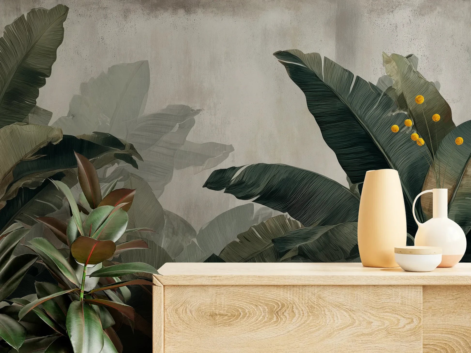 Fototapeta TROPICAL SHADOWS - tapeta z tropikalnymi liśćmi bananowca w artystycznym stylu pokazana w aranżacji wnętrza z akcentem na ścianie.