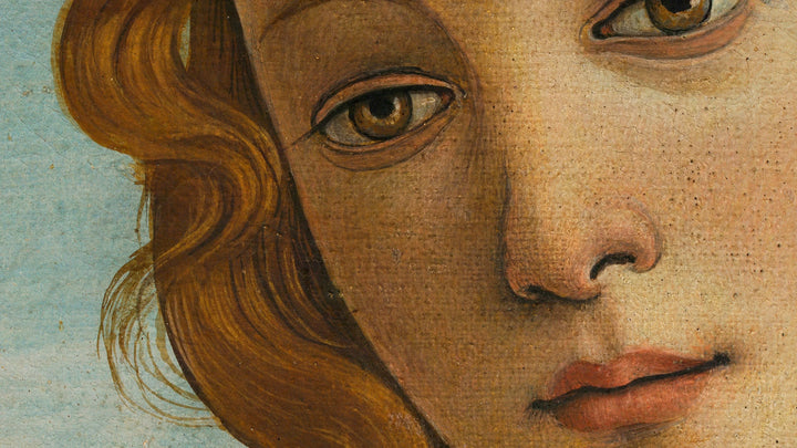 Nahaufnahme des Gesichts eines Engels aus der Reproduktion der 'Geburt der Venus' von Sandro Botticelli, mit detaillierten Zügen und feinen Hauttönen, wiedergegeben mithilfe der DECOMURA-KI-Technologie.
