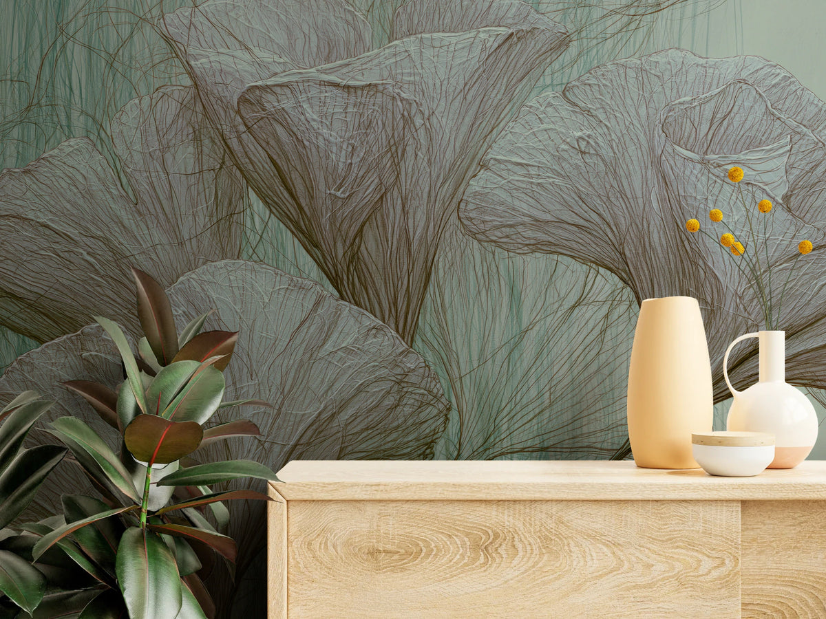 ABALONE de près au-dessus d'une commode en chêne avec des vases : feuilles blanc perle froissées et nervures brunes sur fond strié