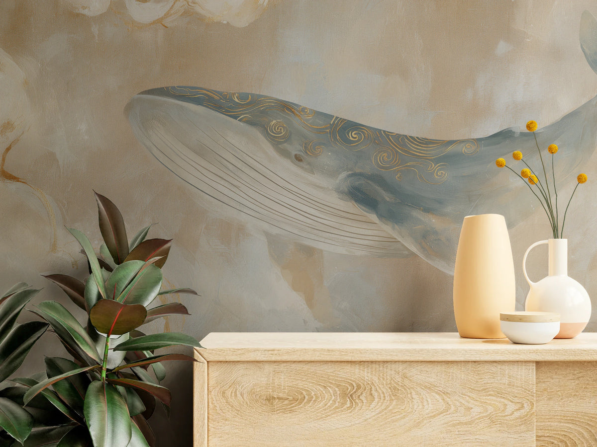 ABOVE THE TIDE aus der Nähe über einer hellen Holzkommode mit Vasen: Kopf des Wals, gestreifter Bauch und goldene Spiralen