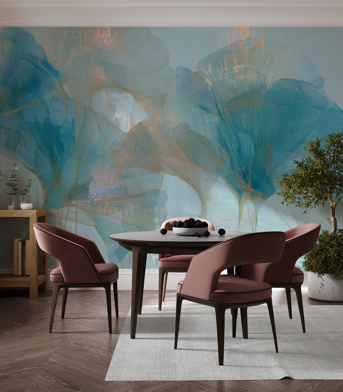 APRICOT CIRRUS sur le mur d'une salle à manger – feuilles bleues et traînées abricot au-dessus d'une table, de fauteuils roses et d'un olivier