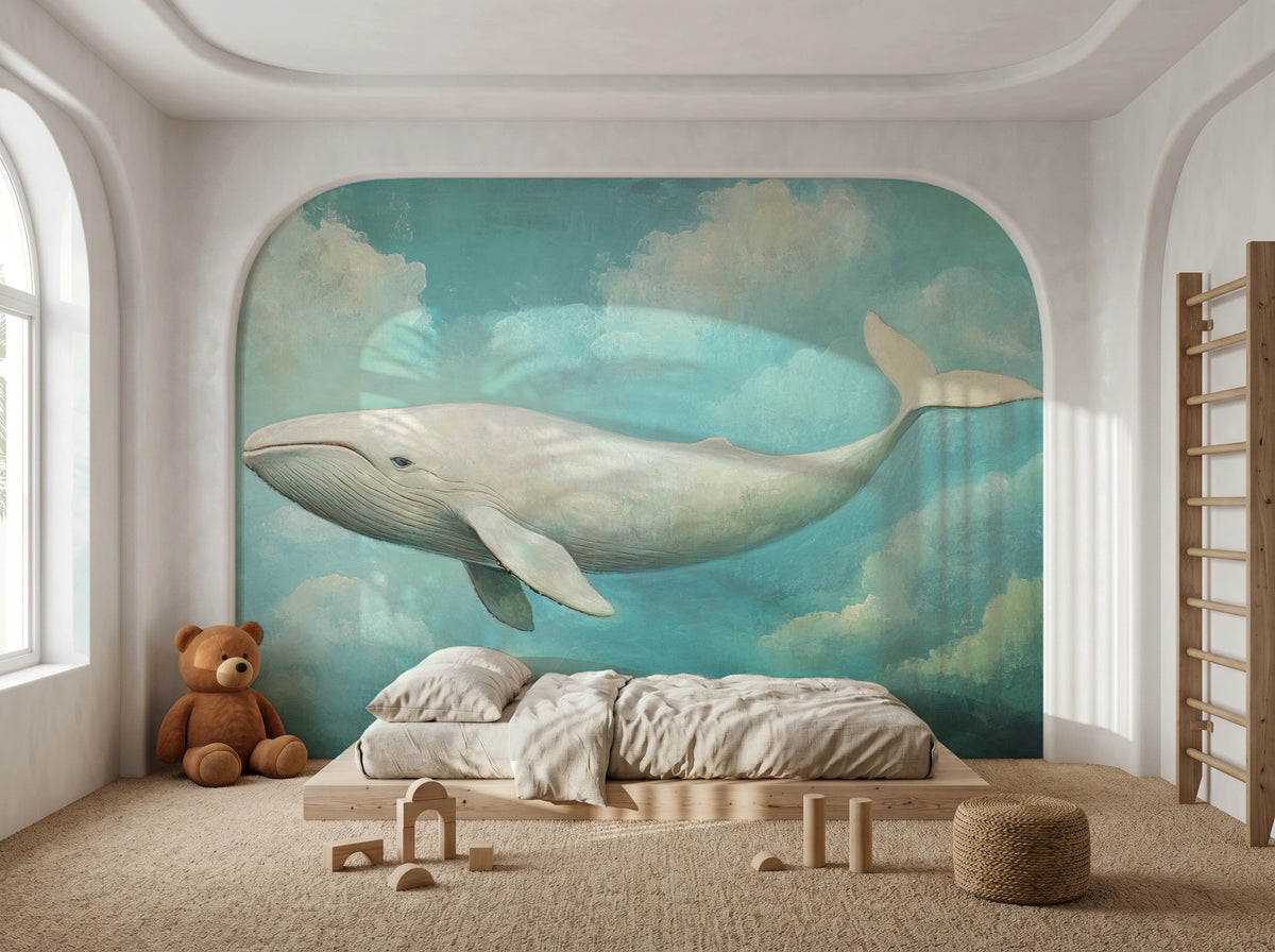 AQUA DREAMER auf der ganzen Wand eines Kinderzimmers: der ganze Wal in bogenförmiger Nische über niedrigem Bett, daneben Plüschbär und Holzleiter