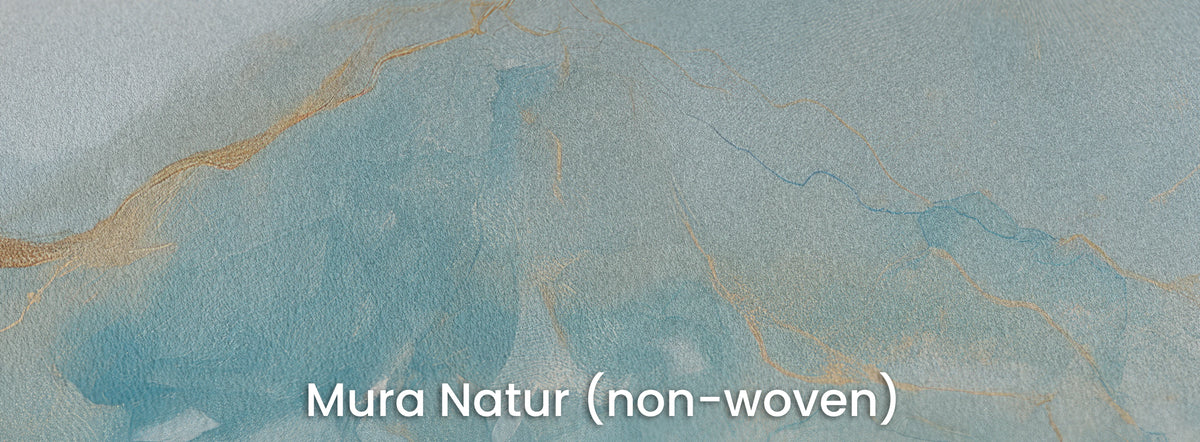 AQUAMARINE DELTA sul supporto Mura Natur: turchese più vivo e venature dorate su tessuto non tessuto opaco