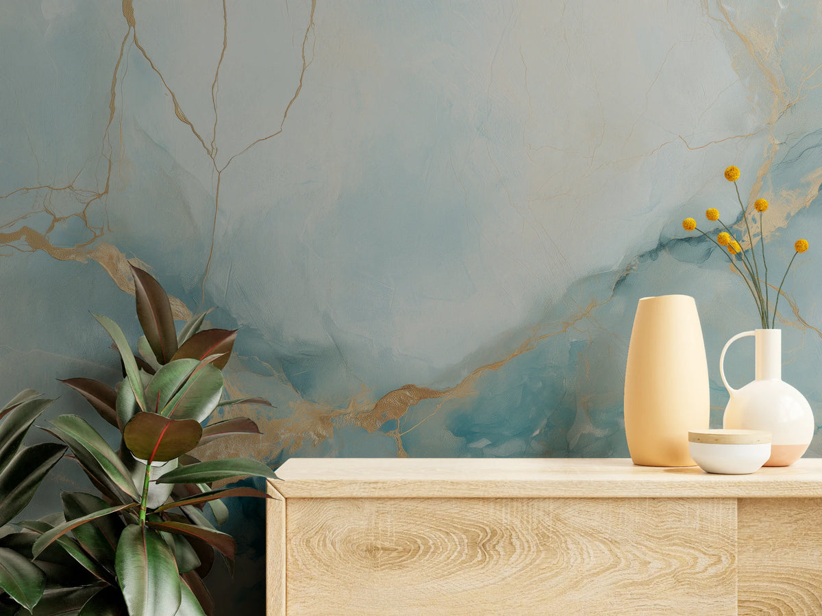AQUAMARINE DELTA da vicino sopra una cassettiera di legno chiaro con vasi: sottili venature dorate ramificate sull'azzurro pastello