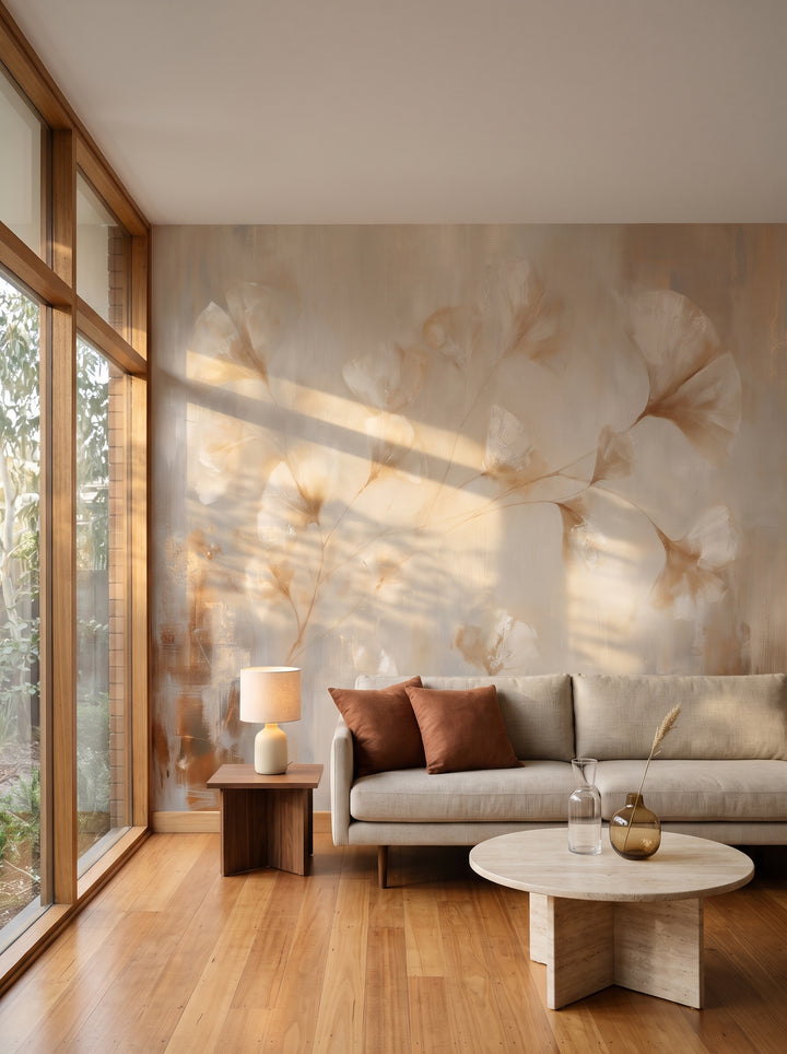 ARABESQUE nell'ambientazione di un soggiorno in una casa modernista a Melbourne: davanti alla parete un divano basso in lino e un tavolino in travertino