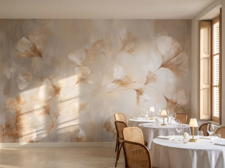 ARABESQUE nell'ambientazione di un ristorante nell'antica casa di un mercante di vino a Bordeaux: davanti alla parete tavolini con tovaglie di lino bianco