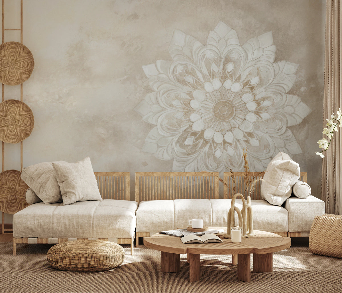 MAJESTIC BLOOM LIGHT - tapeta boho do sypialni z mandalą w fakturze tynku — Jasny, rustykalny salon w naturalnej palecie beży i drewna, z sofą rattanową i okrągłym stolikiem kawowym — tapeta na ścianie głównej za kanapą