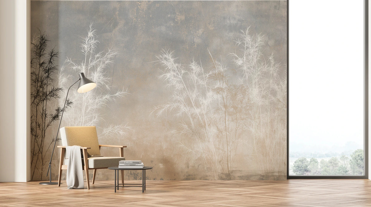 BAMBOO AND BONE an der ganzen Wand eines hellen Wohnzimmers – Sessel und Lampe am Bambus zeigen die Größe des Motivs