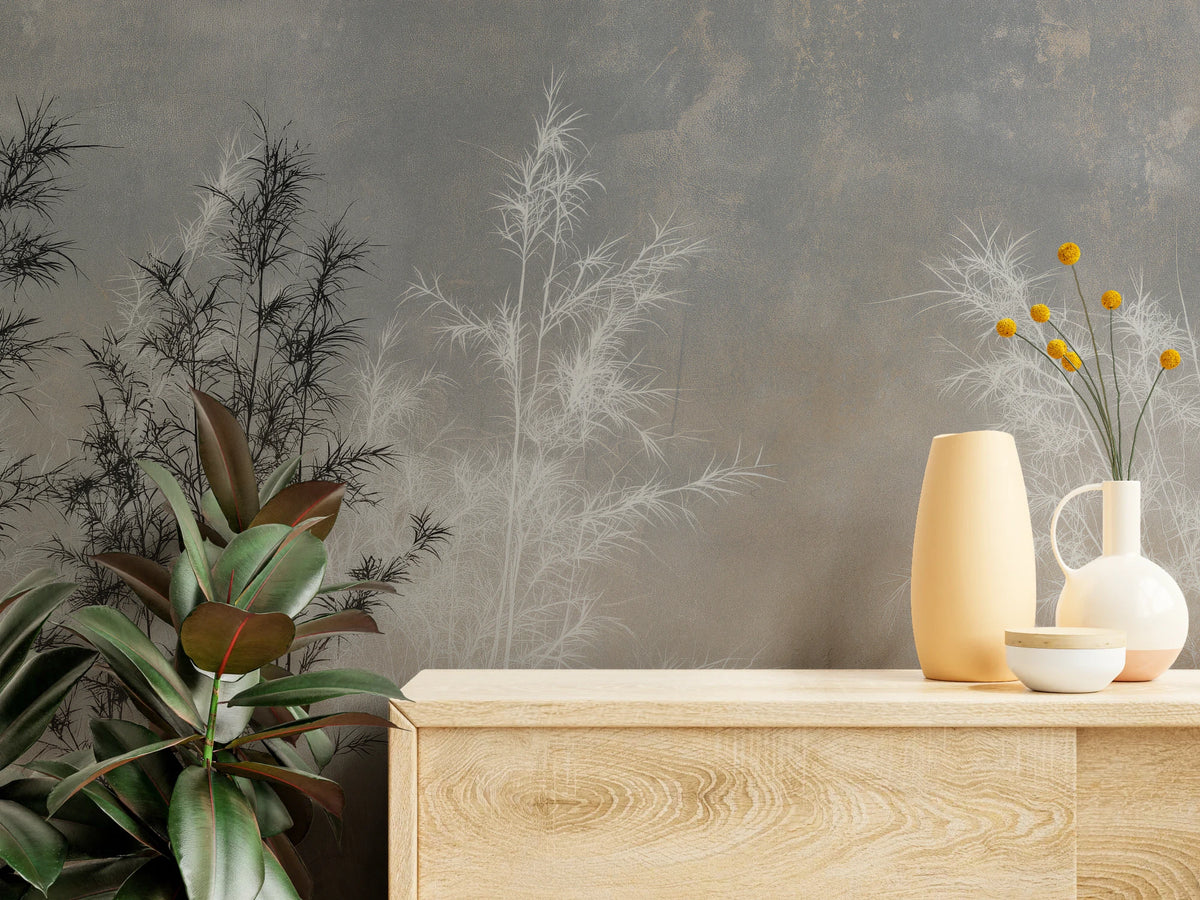 BAMBOO AND BONE aus der Nähe – dunkle Bambusblätter und blasse Triebe über einer Holzkommode mit Vasen