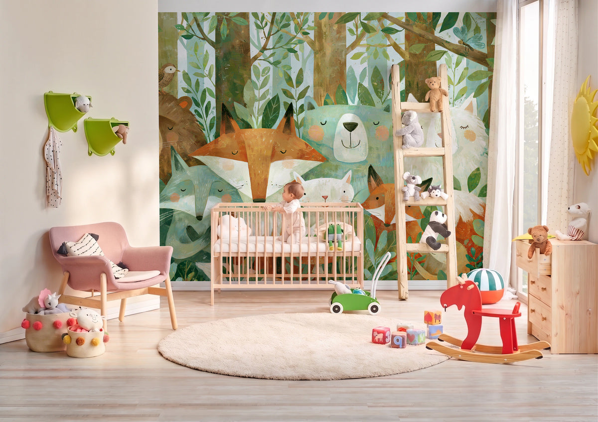 SLEEPY THICKET - tapeta z leśnymi zwierzętami dla dzieci — BABY'S ROOM WITH A COT AND A BABY
