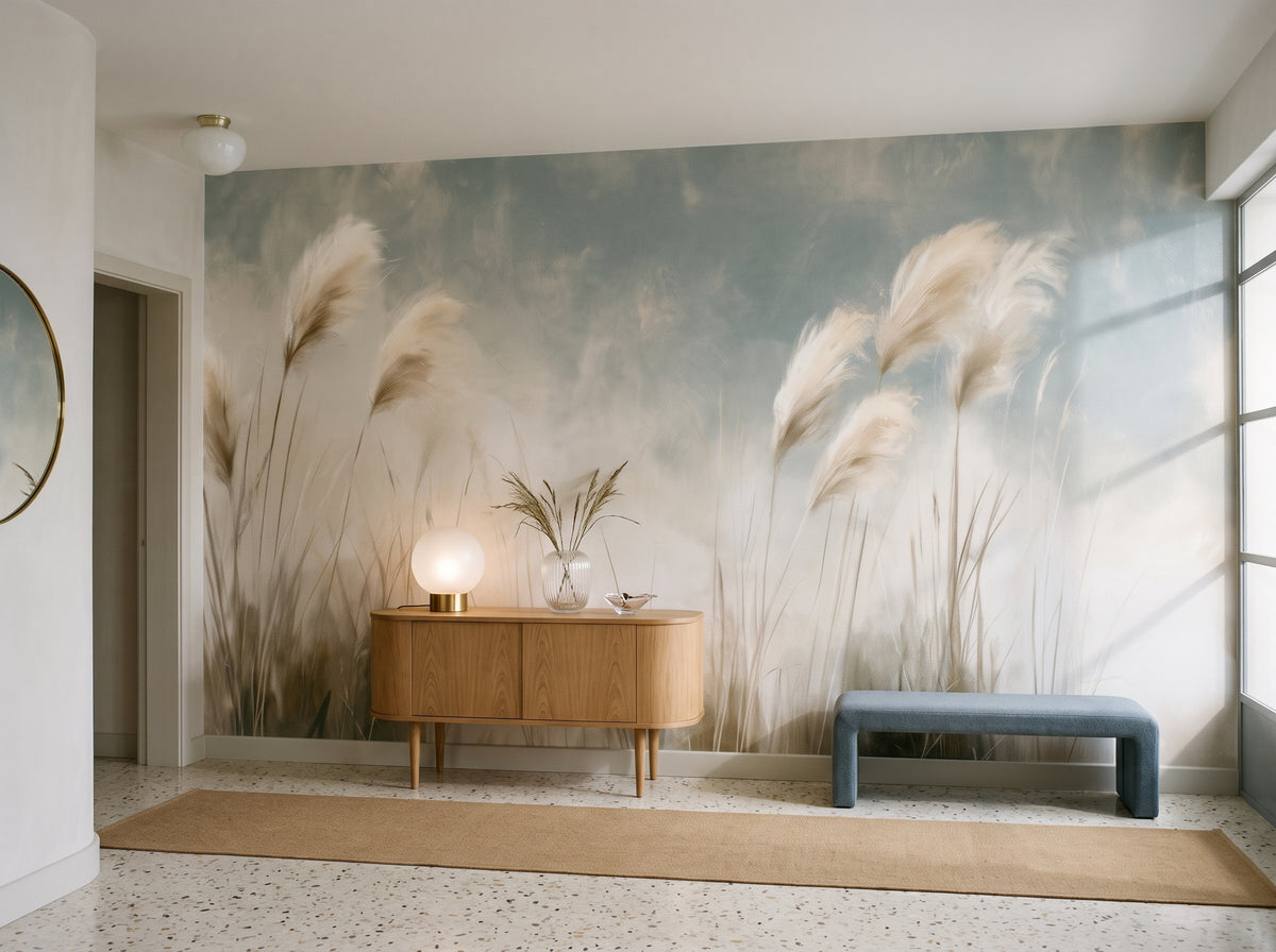BETWEEN GUSTS en mise en scène dans l'entrée d'un appartement moderniste à Gdynia, devant le mur une console basse en chêne et une lampe