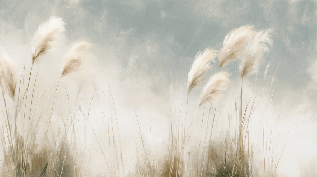BETWEEN GUSTS – motif complet : panaches crème d'herbe de la pampa sous un ciel gris-bleu, brume laiteuse au centre