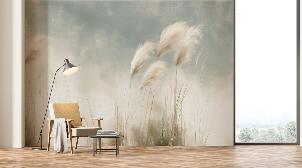 BETWEEN GUSTS sur tout le mur d'un salon lumineux – panaches bien au-dessus du fauteuil, du lampadaire et de la table basse