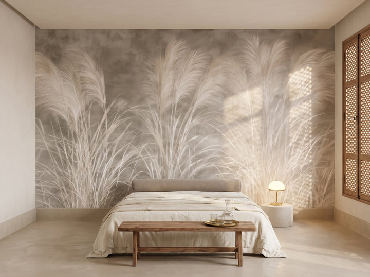 BLONDE FOUNTAINS en una ambientación de suite de hotel en Marrakech, con una cama baja y un banco de cedro ante la pared