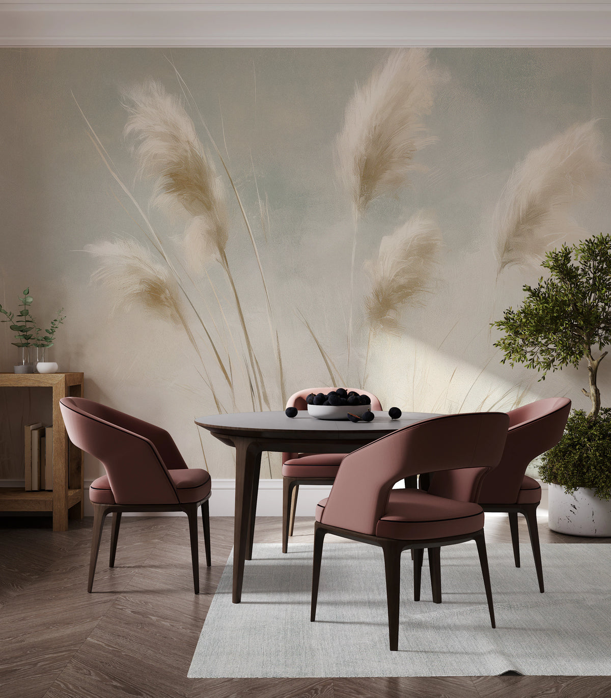 BLUE UPDRAFT sur tout le mur d'une salle à manger claire : panaches de pampa au-dessus d'une table ronde et de chaises roses