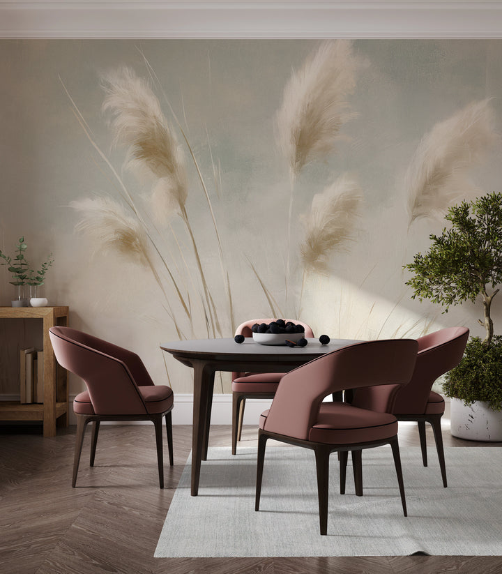 BLUE UPDRAFT sur tout le mur d'une salle à manger claire : panaches de pampa au-dessus d'une table ronde et de chaises roses