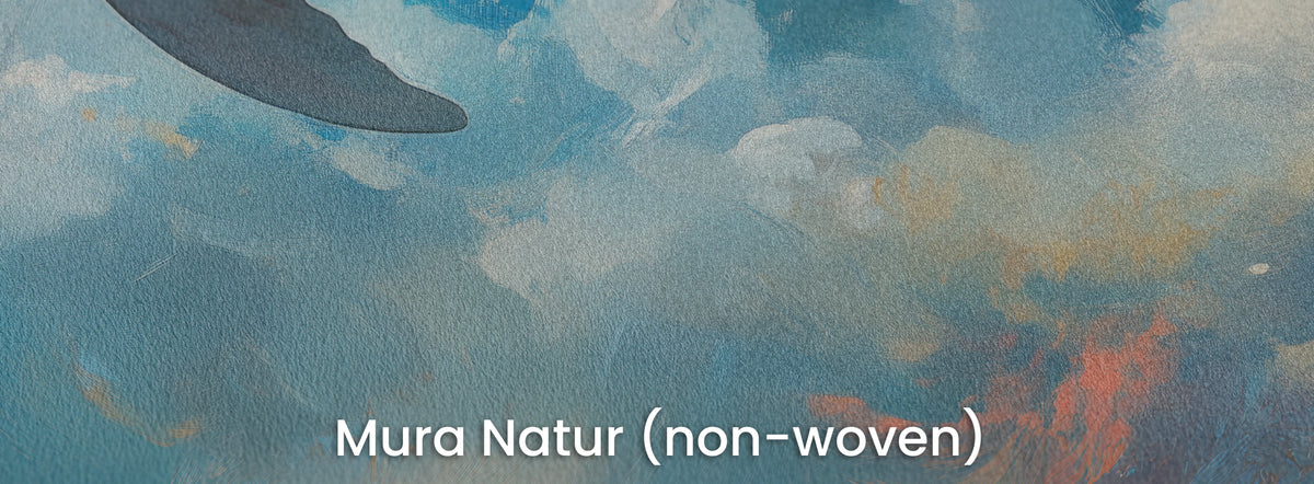 BLUE YONDER auf dem Trägermaterial Mura Natur: Wolken mit korallenrotem Akzent und Flossenspitze auf mattem Vlies